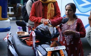 विश्वकर्मा पूजाको अवसरमा भद्रकाली मन्दिर परिसरमा श्रद्धालुको भीड