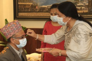 राष्ट्रपति भण्डारीले भाइ डेकेन्द्रलाई लगाइदिइन् भाइटीका