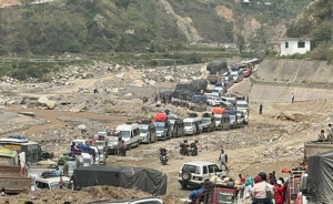 तामाकोशीको बाढीले बगायो पुष्पलाल राजमार्ग, दोलखाको सडक सम्पर्क पूर्ण रूपमा अवरुद्ध