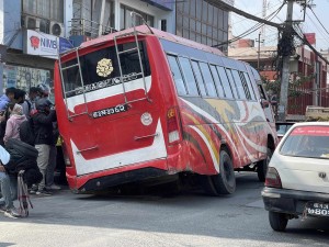 काठमाडौंको नयाँबानेश्वर चोकमा गुडिरहेको बस भासियो