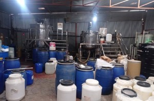 काठमाडौंको एक  नक्कली कस्मेटिक कारखानामा प्रहरीद्वारा छापा, ५ करोड बढीको सामान ‘सिल’