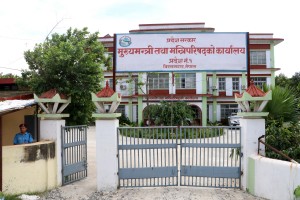 प्रदेश १ मा भोलि १ बजेसम्म मुख्यमन्त्रीमा दावी गर्न आह्वान