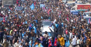 बाजागाजासहित निर्वाचन अधिकृतको कार्यालय पुगे बालेन, झापाबाट औपचारिक उम्मेदवारी दर्ता