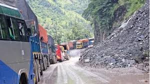 दाउन्नेमा सडकमा गिटी बालुवा राखेर गाडी वारपार गराउन थालियो