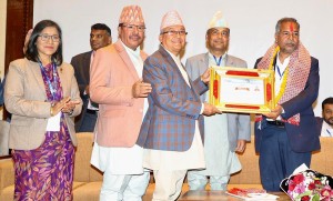 नवनिर्वाचित उपराष्ट्रपति यादवलाई प्रमाणपत्र प्रदान