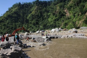फेमे खोलामा डाइभर्सन निर्माण हुँदै, यातायात सुचारु गर्ने तयारी