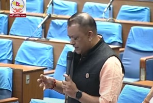 गगन थापाले गृहमन्त्रीलाई सोधे –  के हामीले काठमाडौँमा एक्लै हिँड्न नमिल्ने भएको हो ?