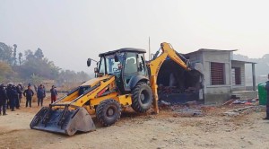 अतिक्रमण गरेर बनाइएका संरचना भत्काउन हर्क साम्पाङले धरानमा चलाए डोजर