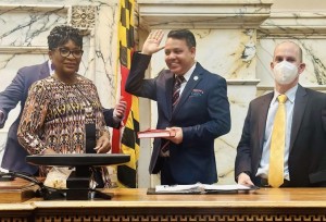 नेपाली मूलका ह्यारी भण्डारीद्धारा अमेरिकी संसदमा गीता छोएर शपथ ग्रहण