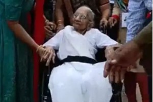 भारतीय प्रधानमन्त्री मोदीकी १०० वर्षीया आमाले गरीन् मतदान