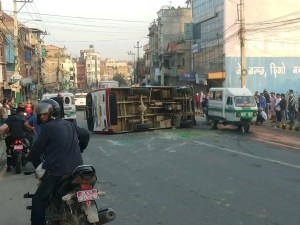 इमाडोलमा बस दुर्घटना हुँदा १९ जना यात्रु घाइते