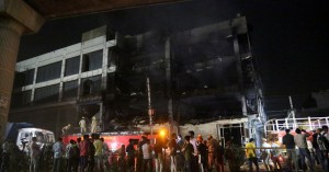 दिल्लीमा एक भवनमा आगलागी हुँदा २७ जनाको मृत्यु