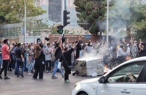 इरानमा प्रदर्शनका क्रममा दुई सुरक्षाकर्मीको मृत्यु