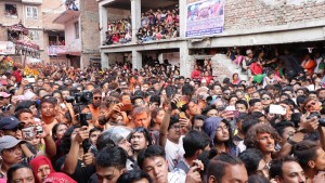 भक्तपुरको बोडेमा आज जिब्रो छेड्ने जात्राः २७ वर्षका सुजन बाग श्रेष्ठले पहिलो पटक जिब्रो छेडाउँदै