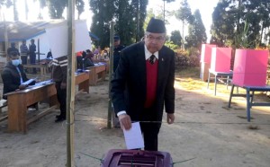 पूर्वप्रधानमन्त्री खनालद्वारा मतदान