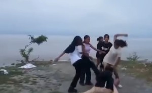 सप्तकोशी किनारमा युवतीहरूबीच कुटाकुट