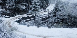 हिमपातले मध्यपहाडी लोकमार्ग अवरुद्ध