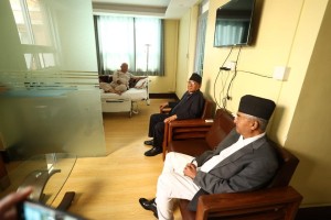 माधव नेपाललाई भेट्न गए देउवा र प्रचण्ड