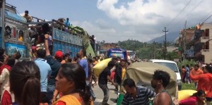 धादिङका स्थानीय किसानले ट्रकबाट खोसे रासायनिक मल