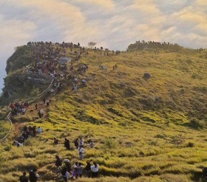 सूर्योदयको आनन्द लिन पर्यटक मानुङकोटमा