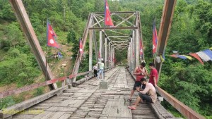 फाटो खिच्ने क्रममा गोदावरी पुलबाट खसेर एक जनाको मृत्यु