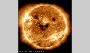 नासाले खिचेको सूर्य मुस्कुराइरहेको तस्वीर चर्चामा