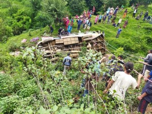 रोल्पाको त्रिवेणीमा बस दुर्घटना, २ जनाको ज्यान मृत्यु