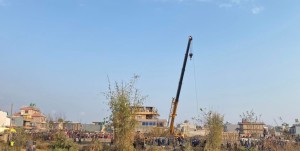 दुर्घटनाग्रस्त विमानः क्रेनको सहायताले उद्धार गरिदै