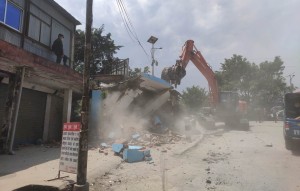 पुरानो बस पार्कमा रहेको प्रहरी बिट डोजर लगाएर हटाइयो