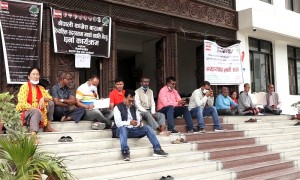 चार महिनादेखि पार्टी कार्यालय सानेपामा कांग्रेस नेता कार्यकर्ताको धर्ना