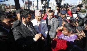 गृहमन्त्री लामिछानेले माइतीघरमा रुवि खानलाई भेटेर धर्ना छाड्न गरे आग्रह