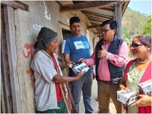 विपन्न समुदायलाई रेडियो वितरण