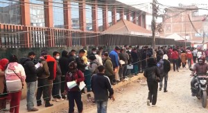 त्रिपुरेश्वरस्थित राहदानी विभागमा सेवाग्राहीहरूको भीड