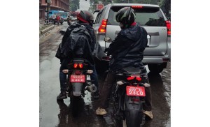 ट्राफिक जाममा एउटै नम्बरका दुई मोटरसाइकल देखा परेपछि...