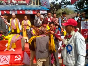 सोलुखुम्बुमा एमाले नेता राई र नेकपा (एस)का नेता कार्की माओवादी केन्द्रमा प्रवेश