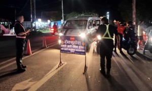 काठमाडौं आउने सवारी साधनलाई बाटोमै रोकियो 