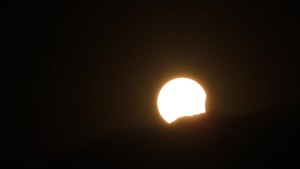 नेपालमा मंगलबार खण्डग्रास सूर्यग्रहण देखियो