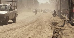 सडक कालोपत्रे गर्न माग गर्दै स्थानीयले गरे थली-साँखु सडक खण्ड बन्द