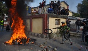 थापाथलीमा घरेलु हतियारसहित प्रदर्शन