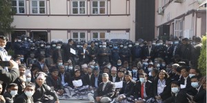 वकिलहरु सर्वोच्चको मुख्य गेटमा धर्ना दिँदै 