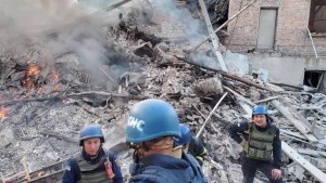 युक्रेनको एउटा भग्नावशेषमा ४४ जनाको शव फेला 