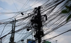 काठमाडौंका अव्यवस्थित तार भोलिदेखि हटाउने सहमति