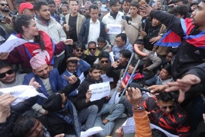 सर्वपक्षीय सरकार गठनको माग गर्दै माइतीघरमा भएको प्रदर्शनमा प्रहरीको हस्तक्षेप