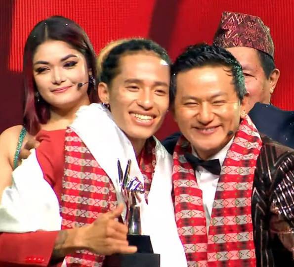 'द भ्वाइस अफ नेपाल' चाैथाे सिजनकाे उपाधि करण राईलाई