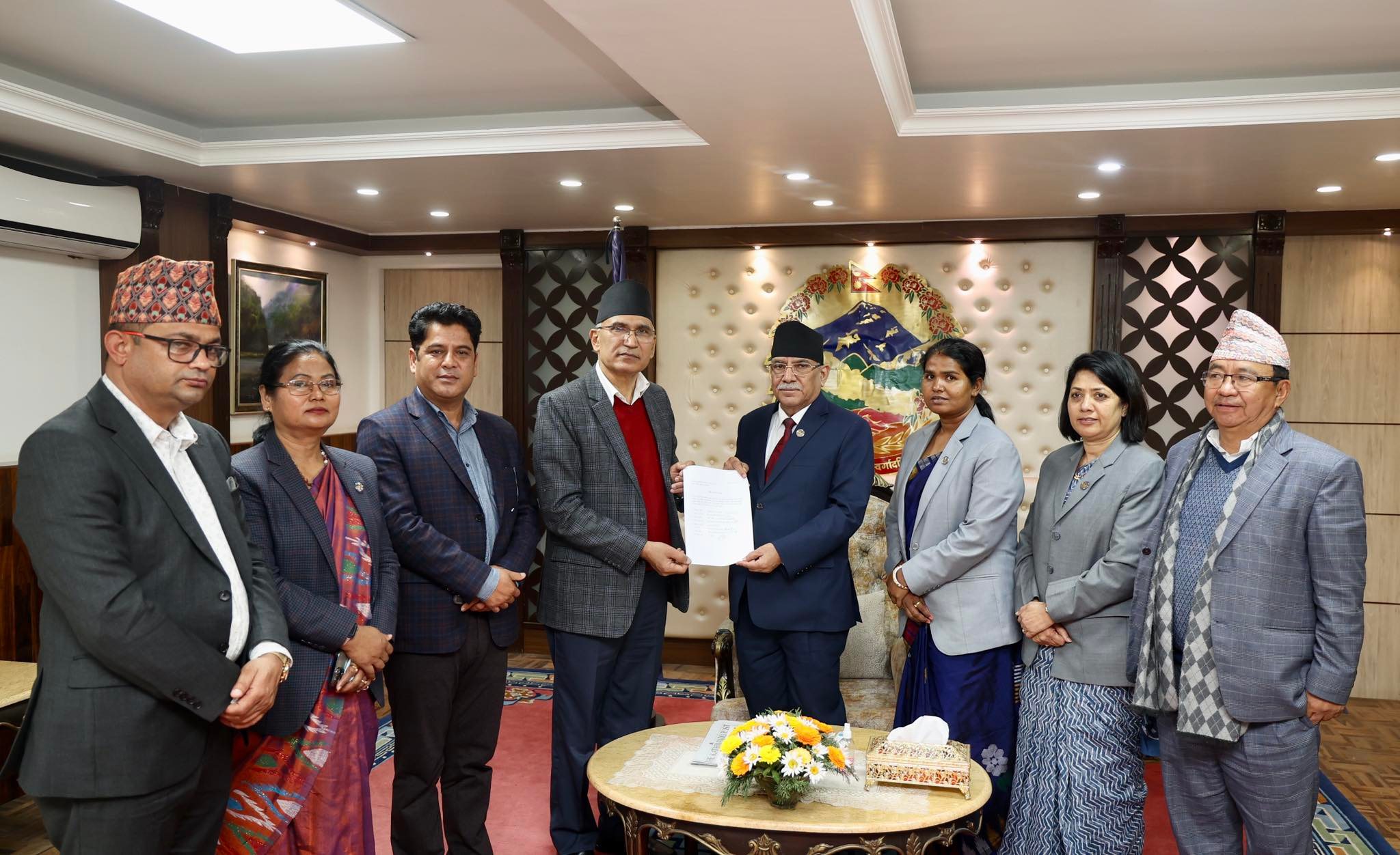 एमालेका मन्त्रीहरुले बुझाए प्रधानमन्त्रीलाई सामुहिक राजीनामा