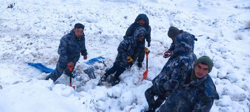 दार्चुला हिमपहिरोः मृत भेटिएका तीन जनाको शव भारतीय सडक प्रयोग गरी खलङ्गा ल्याइँदै