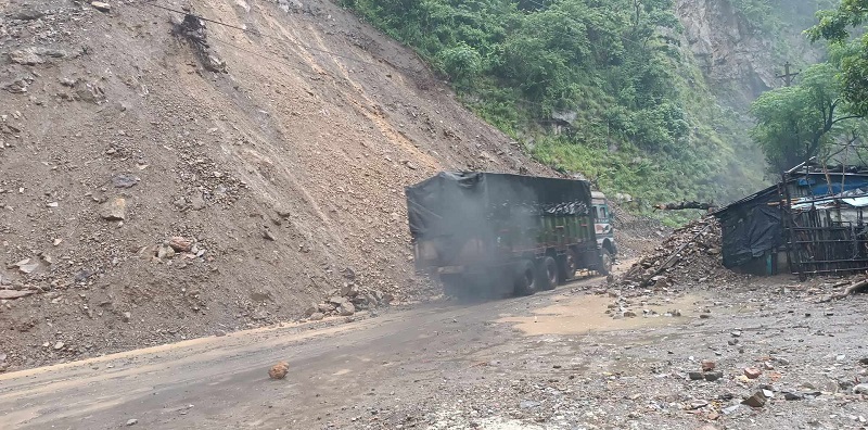 नारायणगढ-मुग्लिन सडक खण्ड एकतर्फी सञ्चालनमा
