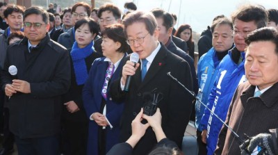 दक्षिण कोरियाका विपक्षी दलका नेतामाथि छुरा प्रहार