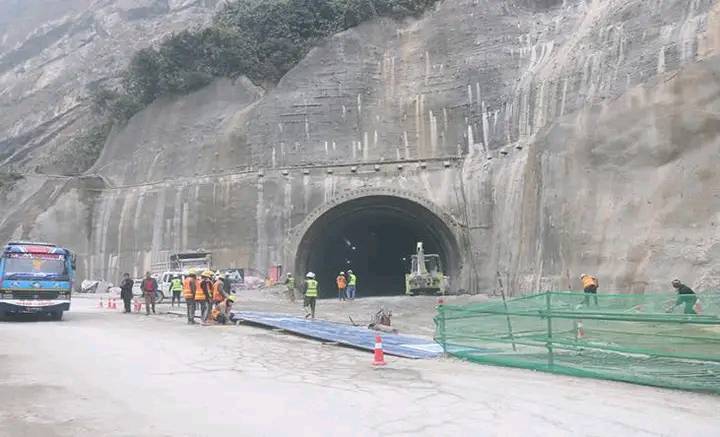 सिद्धबाबा क्षेत्रमा निर्माणाधीन  सुरुङमार्गको ब्रेकथ्रु