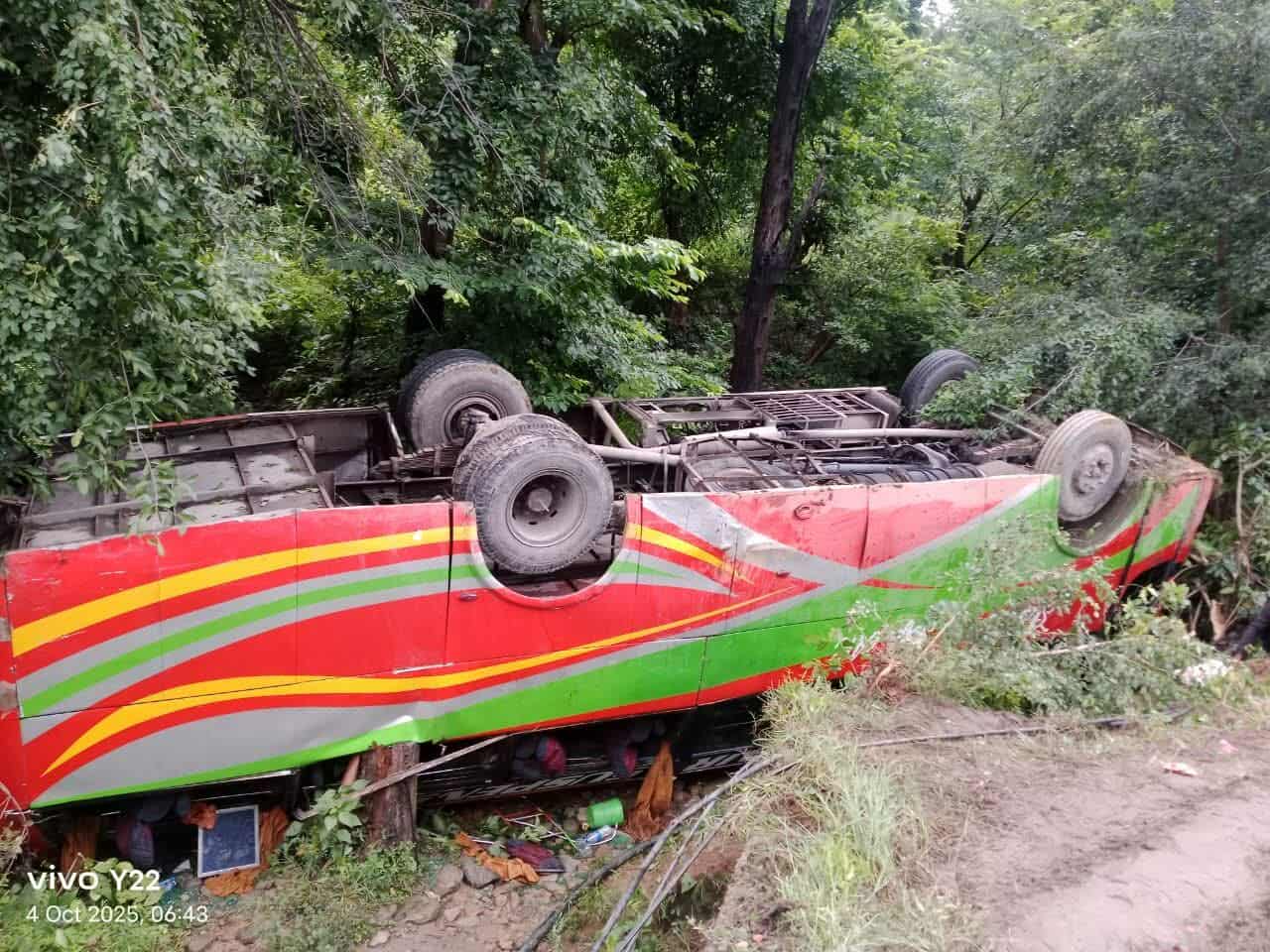 धनगढीबाट काठमाडौँ जाँदै गरेको बस दुर्घटना, ३६ जना घाइते, २ जनाको अवस्था गम्भीर